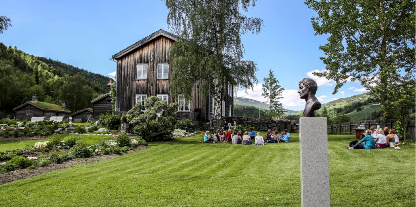 Prestegardshagen i Ullinsvin med bysta av Edvard Munch